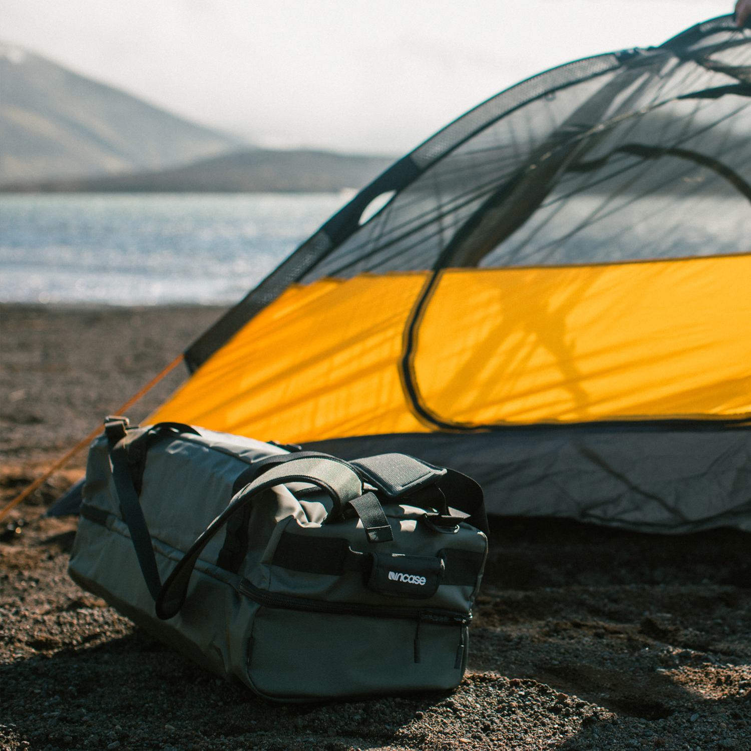 バッグ Incase tracto travel carry-on duffle 40L Incase TRACTO Split Duffel - 40L - Black | undefined | Huckberry
