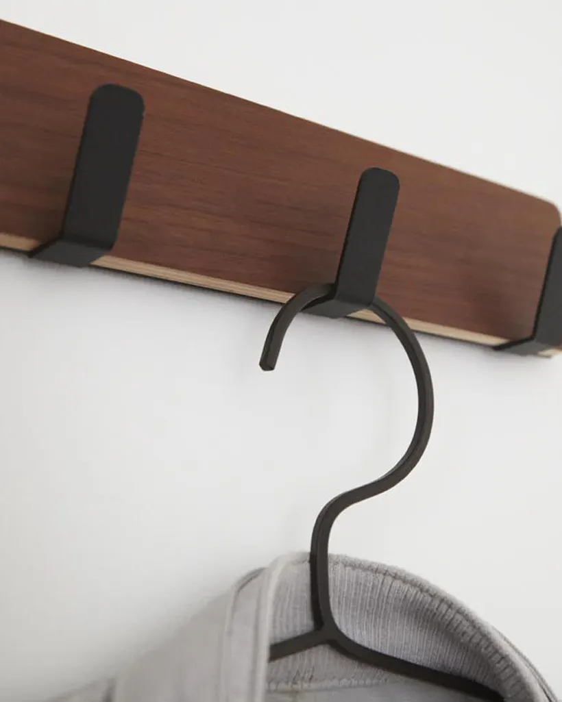 Garderobestandaard Zwart Staal En Hout Perchero De Pie YAMAZAKI 2815 Plain Coat Hanger, Black, Steel/Wood, 28 X 28 X 177 Cm Perchero Acero Madera Yamazaki Kapstok Garderobestandaard Zwart Staal En Hout Perchero De Pie YAMAZAKI 2815 Plain Coat Hanger, Black, Steel/Wood, 28 X 28 X 177 Cm Perchero Acero Madera Yamazaki Kapstok