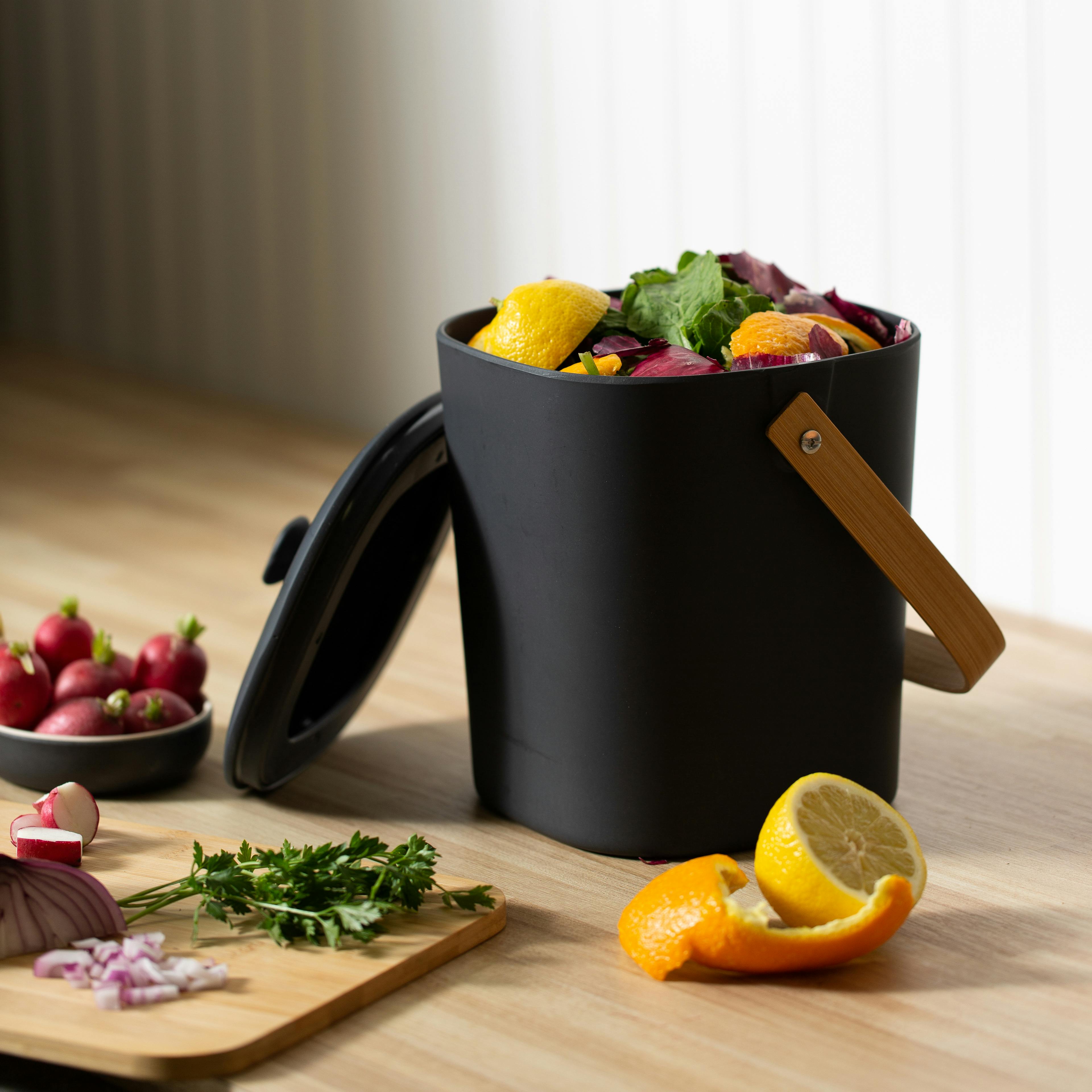 https://huckberry.imgix.net/spree/products/585063/original/eoNEtPpBnx_bamboo-composter_countertop_composter_for-the-home-chef_2_original.jpg?auto=format%2C%20compress&crop=top&fit=clip&cs=tinysrgb&ixlib=react-9.5.2