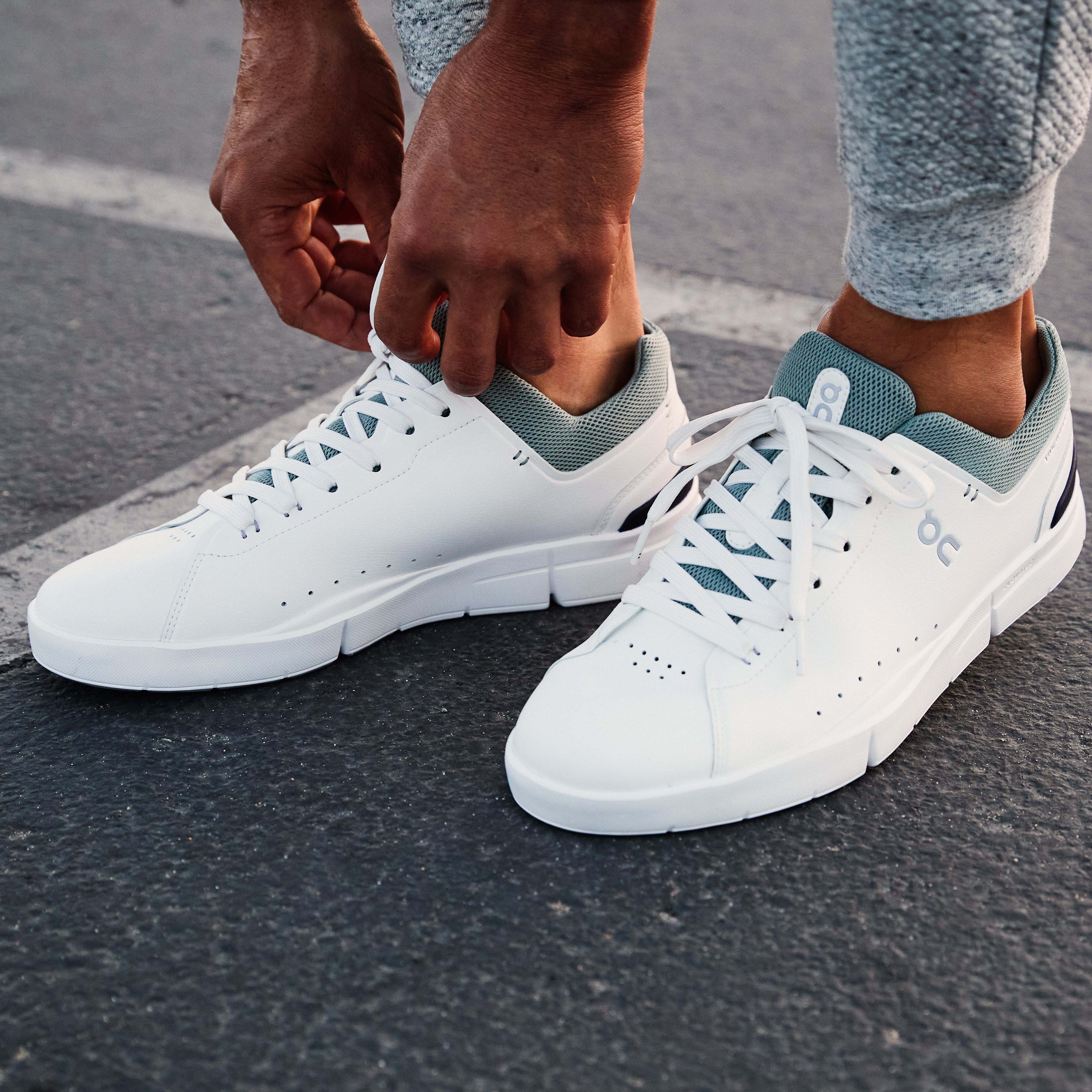 スニーカー ON 'THE ROGER Advantage' sneakers On Roger Advantage Court Sneaker - White/Fossil | Casual