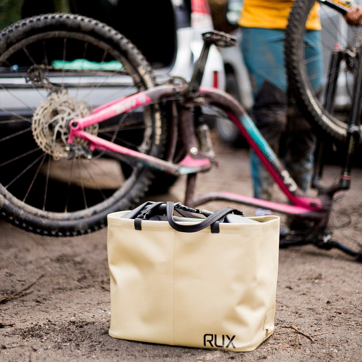 riu Enamel quilting phone bag ベージュ Riu Enamel quilting phone bag ベージュ