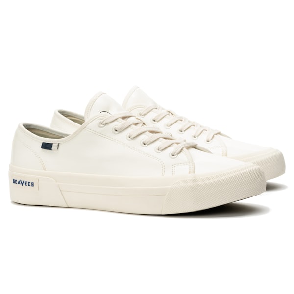 Best white leather sneakers for men. 