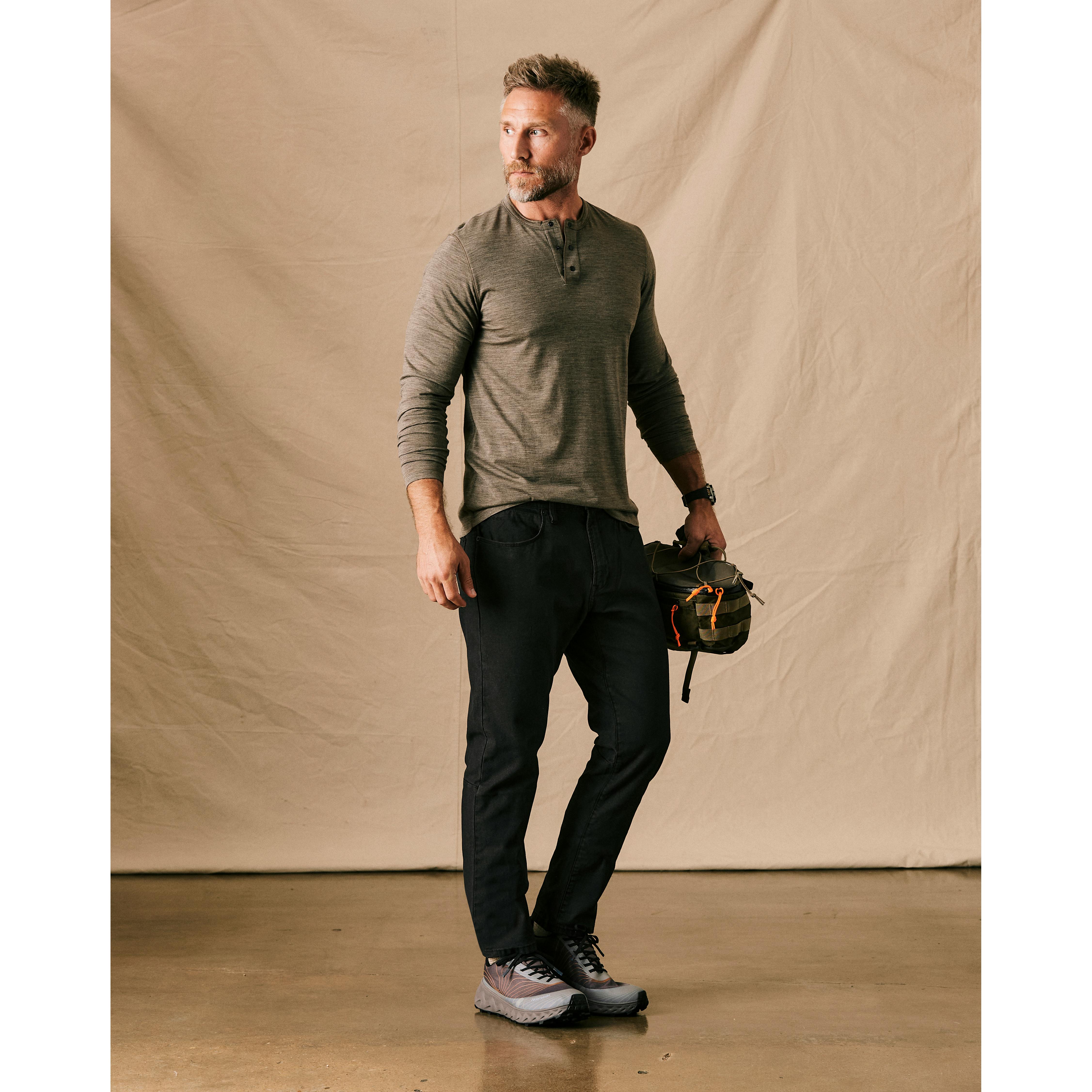 https://huckberry.imgix.net/spree/products/735242/original/54478_Proof_Rover_Pant_-_Slim_Anthracite_on-fig_02.jpg?auto=format%2C%20compress&crop=top&fit=fill&cs=tinysrgb&ar=4%3A5&fill=solid&fill-color=FFFFFF&ixlib=react-9.8.1