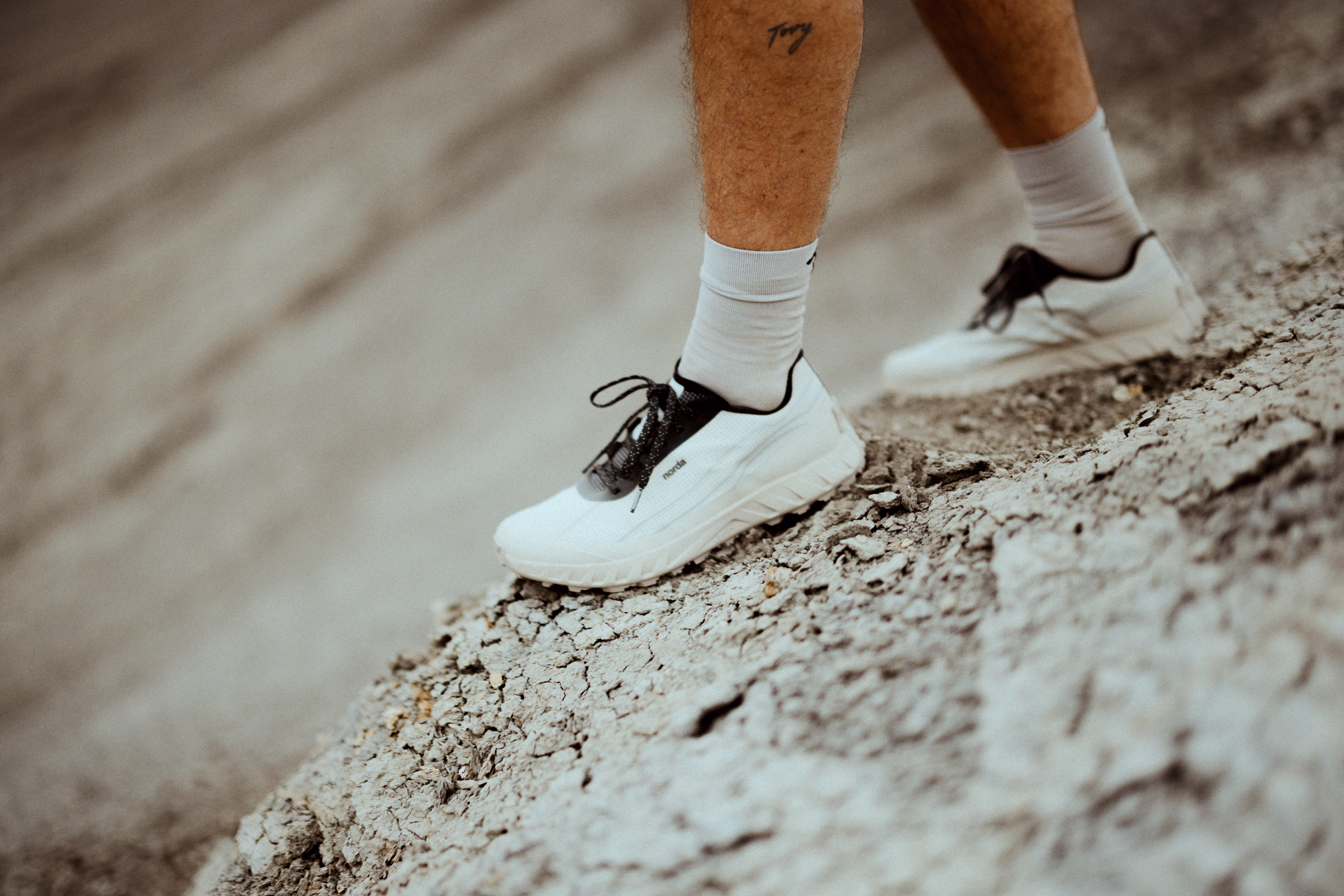 Norda 002 Trail Running Sneaker - Cinder | Performance