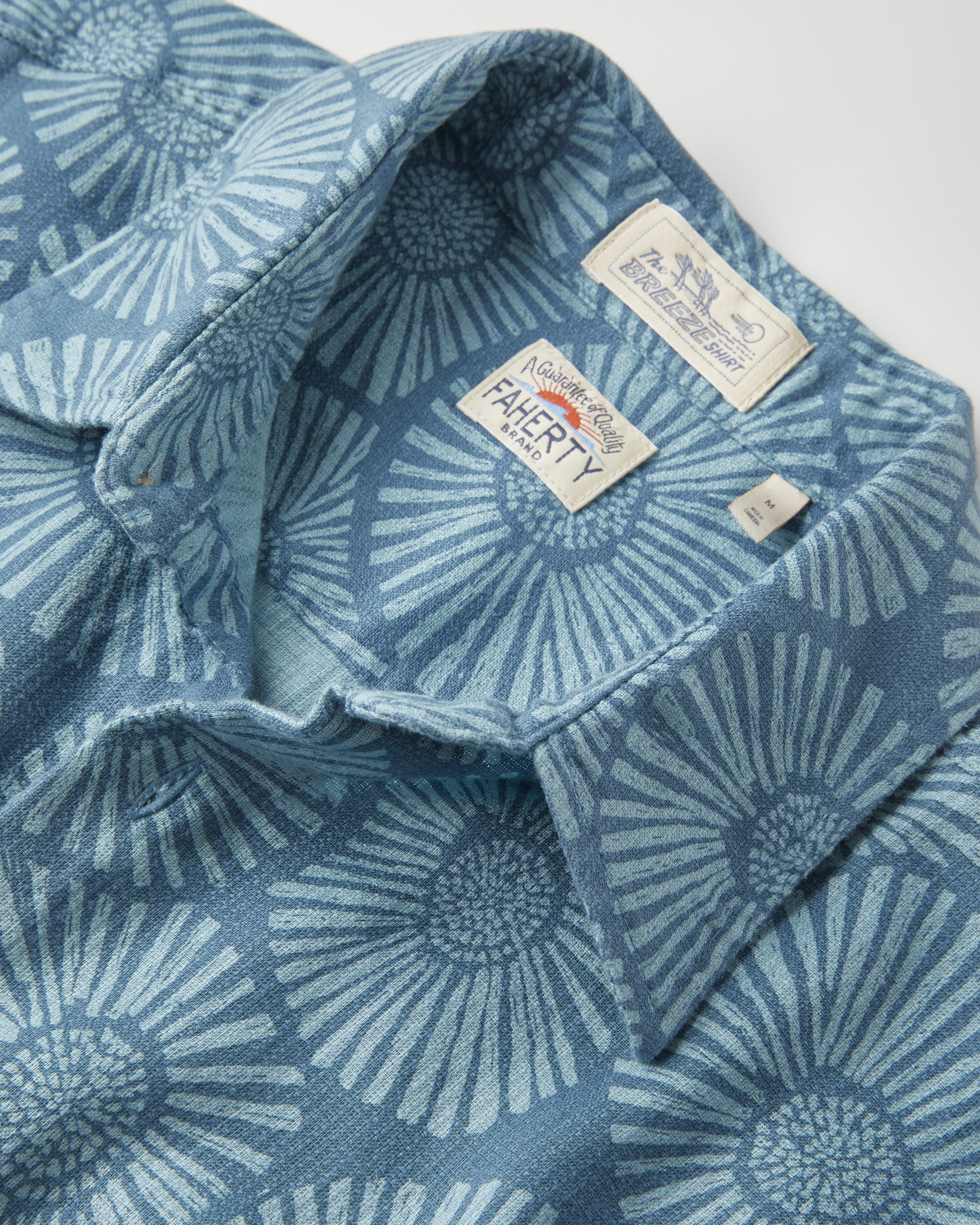 PARTIMENTOのBreeze T-shirt Faherty Brand Breeze Summer Shirt - Stormy Sea Floral