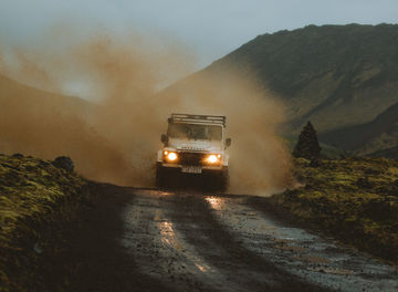 Tile rent a land rover defender through geysir banner photo